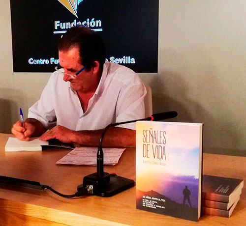 Aurelio López durante la firma del libro en Sevilla