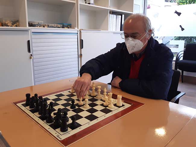 Un jugador comienza una partida de ajedrez con la apertura 'gambito de dama'
