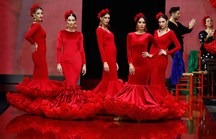 Alejandro Santizo apuesta por el color rojo en su colección 'Faralá'. Foto: Chema Soler 