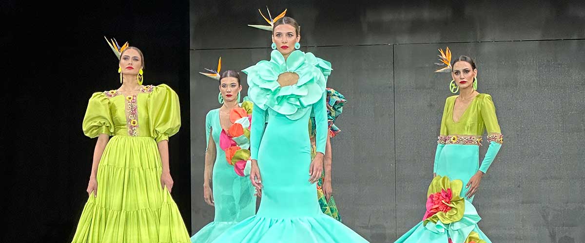 Moda flamenca 2023 ➪ Colores vitamina y el regreso de los volúmenes en faldas y mangas