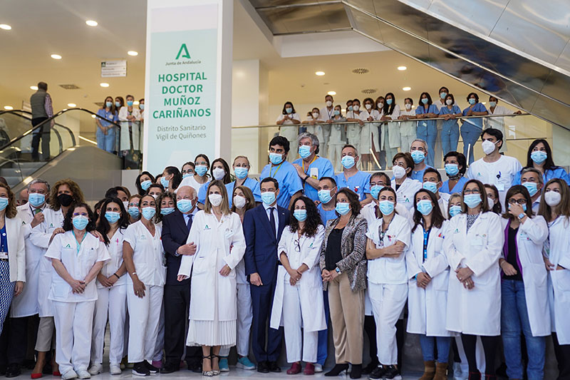 Juanma Moreno junto a los sanitarios que trabajan en el Hospital Muñoz Cariñanos. Foto: Junta de Andalucía