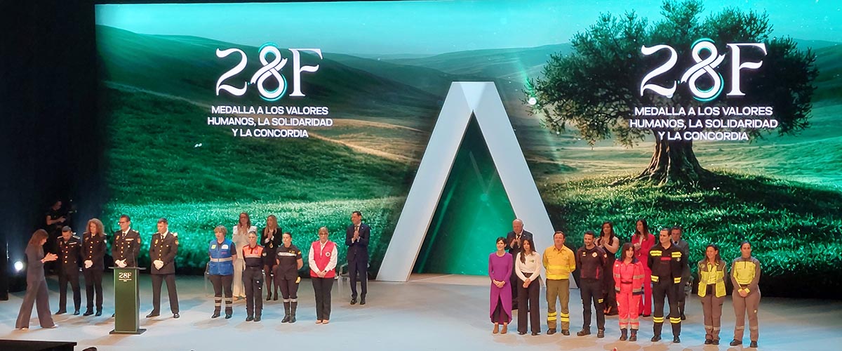 El recuerdo de Adamuz colma de emoción la entrega de las Medallas de Andalucía